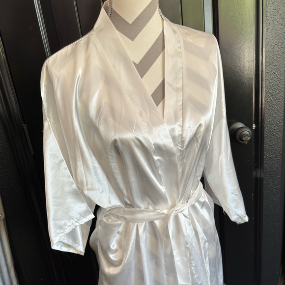 White satin robe - Picture 2 of 2